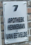 Gegraveerde moderne luxe naamplaat in PLEXI - 10 x 6 cm - VOORDEELPAK met 2 siervijzen en 1 luxe sokkel inclusief